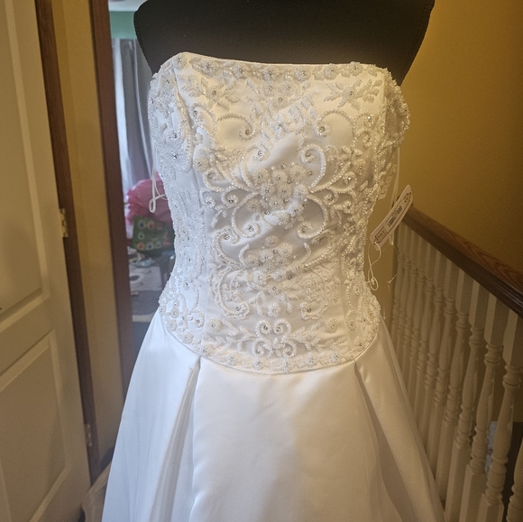 NWT Sample Demetrios White Wedding Dress Size 10 - Picture 1 of 9